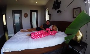 Stepsister Bella Rose makes up with brother by fucking him